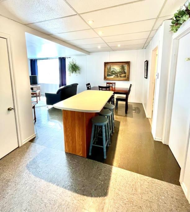 Les Appartements Du Vieil Edifice Metabetchouan-Lac-a-la-Croix ภายนอก รูปภาพ