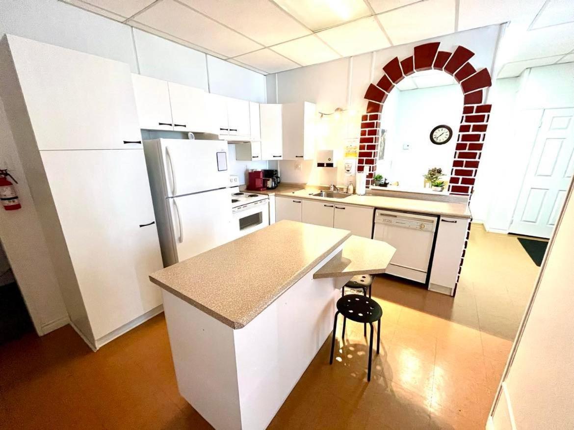 Les Appartements Du Vieil Edifice Metabetchouan-Lac-a-la-Croix ภายนอก รูปภาพ